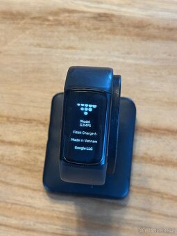Chytrý náramek Fitbit Charge 6 černý - 3