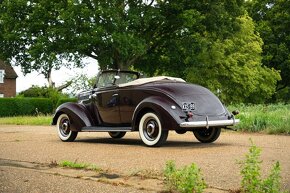 Ford V8 Roadster Deluxe - 3