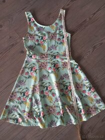 dívčí květinové šaty H&M - 3