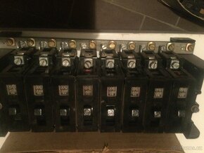 Rozvaděč-skříňka; jističe+zásuvky 380+220V - 3