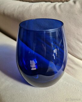 Sklenice a láhev. Krásná letní sada na nápoje. - 3