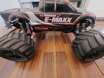Traxxas E maxx 1/8 - 3