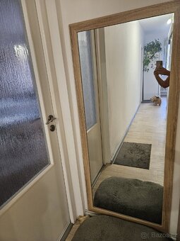 Prodám nábytek- Skříň, komoda, zrcadlo, regál - 3