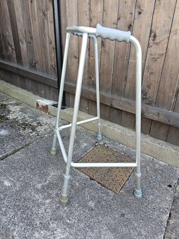 POMŮCKY PRO POHYBOVĚ OMEZENÉ - 3