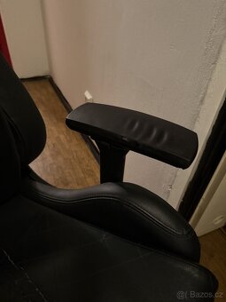 OMEN by HP Citadel Gaming Chair - 3