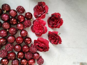 Krásné nepoužité vínové koule s velkými luxusními květy na - 3