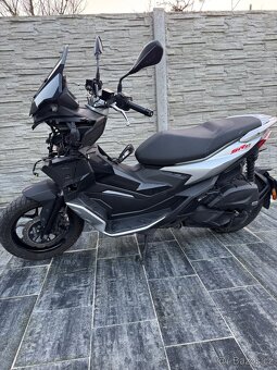 Aprilia sr gt 125 - 3