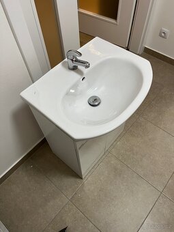 Koupelnová skříňka s baterií - 3