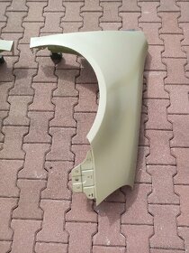 Prodám přední blatníky na VW Golf V - 3