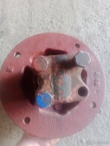 Prodám náboj předního kola na Zetor 4011 - 3