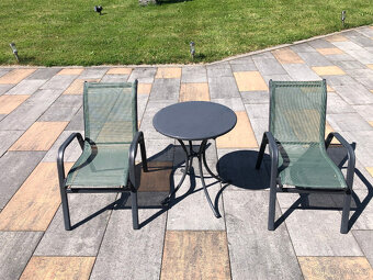 Sada zahradního nábytku. 2ks dětské židličky a kovový stolek - 3