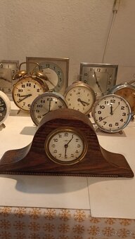 Staré krbové hodiny a 13 ks budíků - 3