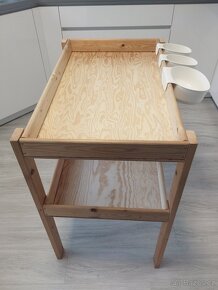 Prodam prebalovaci pult dreveny vcetne zavesnych nadobek - 3