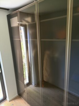 Šatní skřín s prosklenými dveřmi - 3