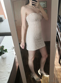 Krémovo-růžové krajkové šaty bez ramínek - 3