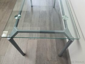 Kancelářský stůl s kovovou podnoží a skleněnou deskou - 3