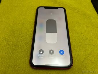 iPhone 11 Red • 128 GB • Ve velmi dobrém stavu - 3