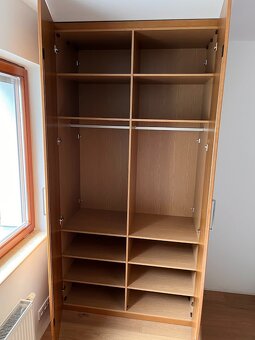 Masivní šatní skříň - 3