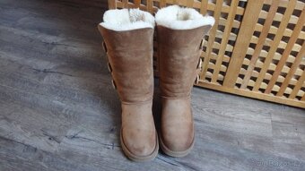 Hnědé vysoké kožené válenky UGG v.38 - 3