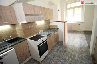 Pěkný prostorný byt 2+1 v přízemí cihlového domu se samostat - 3