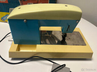 Retro hračka - dětský šicí stroj PIKO elektra - 3