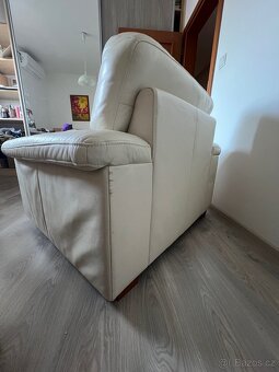 Kožené bílé křeslo - 3