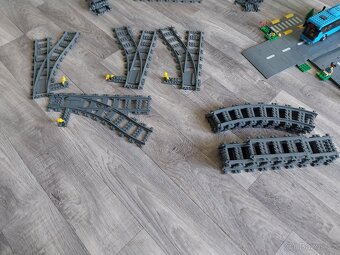 Lego City vlak 60337, Lego City vlakové nádraží 60335 - 3