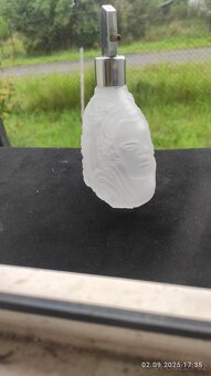 starý flakon s podobiznami - 3