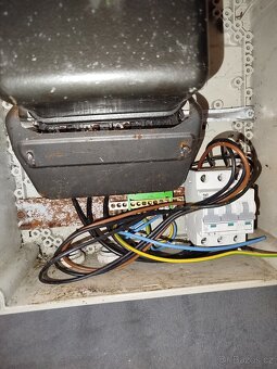 Podružný elektroměr s jističi, do garáže, ... ČB - 3