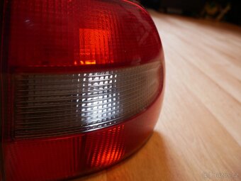 VOLVO V40 - PRAVÉ ZADNÍ SVĚTLO - 3
