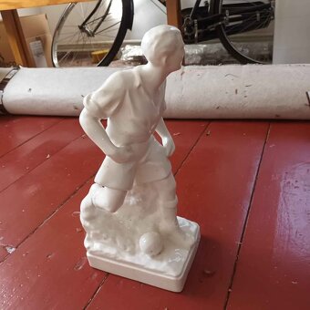 Soška fotbalisty - 3