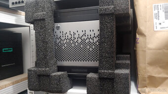 HP ProLiant MicroServer Gen8 (819185-421) G1610T 4GB bez OS - 3