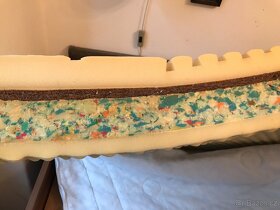 Pěkná dřevěná postel s čistou matrací a roštem - 3