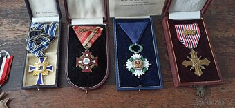 Medaile, vyznamenání, odznaky. - 3