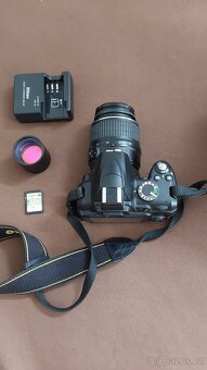 Zrcadlovka nikon D3000 s objektivem.32Gb karta,brašna. - 3