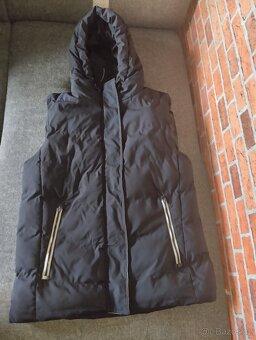 Černá dámská dlouhá prošívaná vesta s kapucí Bolf - 3