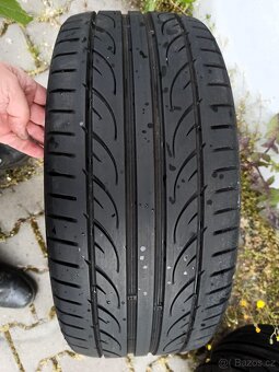 Prodám pneu Hankook Ventus V12 Evo2,215/40r17 vzorek cca 6mm - 3