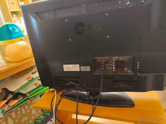 Kompletní TV sestava – LG 32" + DVB-T2 Tesla + TV stolek - 3