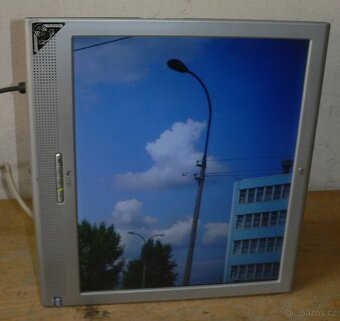 LCD monitor HP 17 palců, DVI, repro, otočný stojan - 3