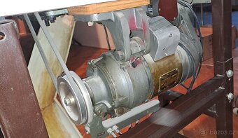 Šicí stroj owerlock - čtyřnitný - ořez - 3