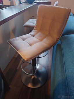 Prodám dvě barové stoličky - nový potah před měsícem - 3