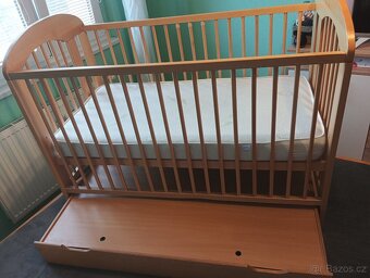 Masivní dřevěná postýlka - 3
