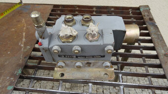 prodám hydraulický ventil - 3