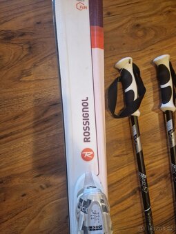 Nabízím dívčí lyže Rossignol vel 130 s vázáním a hůlkami - 3
