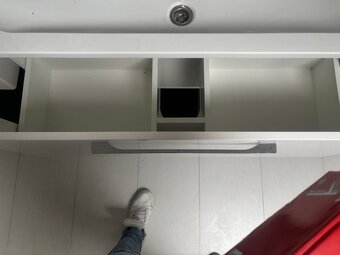 Skříňka s umyvadlem a baterií a vysoká skříň - 3