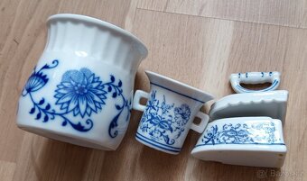 Palička, dekorativní talíř a drobný porcelán s cibul. Vzorem - 3