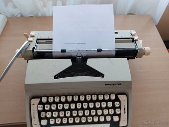 Kufříkový psací stroj CONSUL - 3