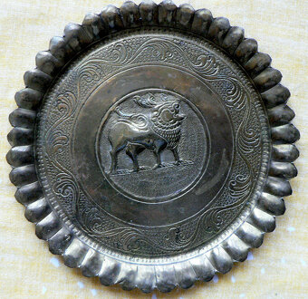 Vyřezávaný talíř, tepaný talířek, lžíce, činka, žiletky aj. - 3