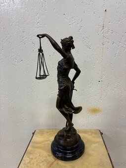 Bronzová socha Spravedlivosti - 3