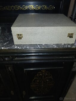 Prodám dárkovou sadu 6 velmi tenkých skleniček na koňak. Vyr - 3